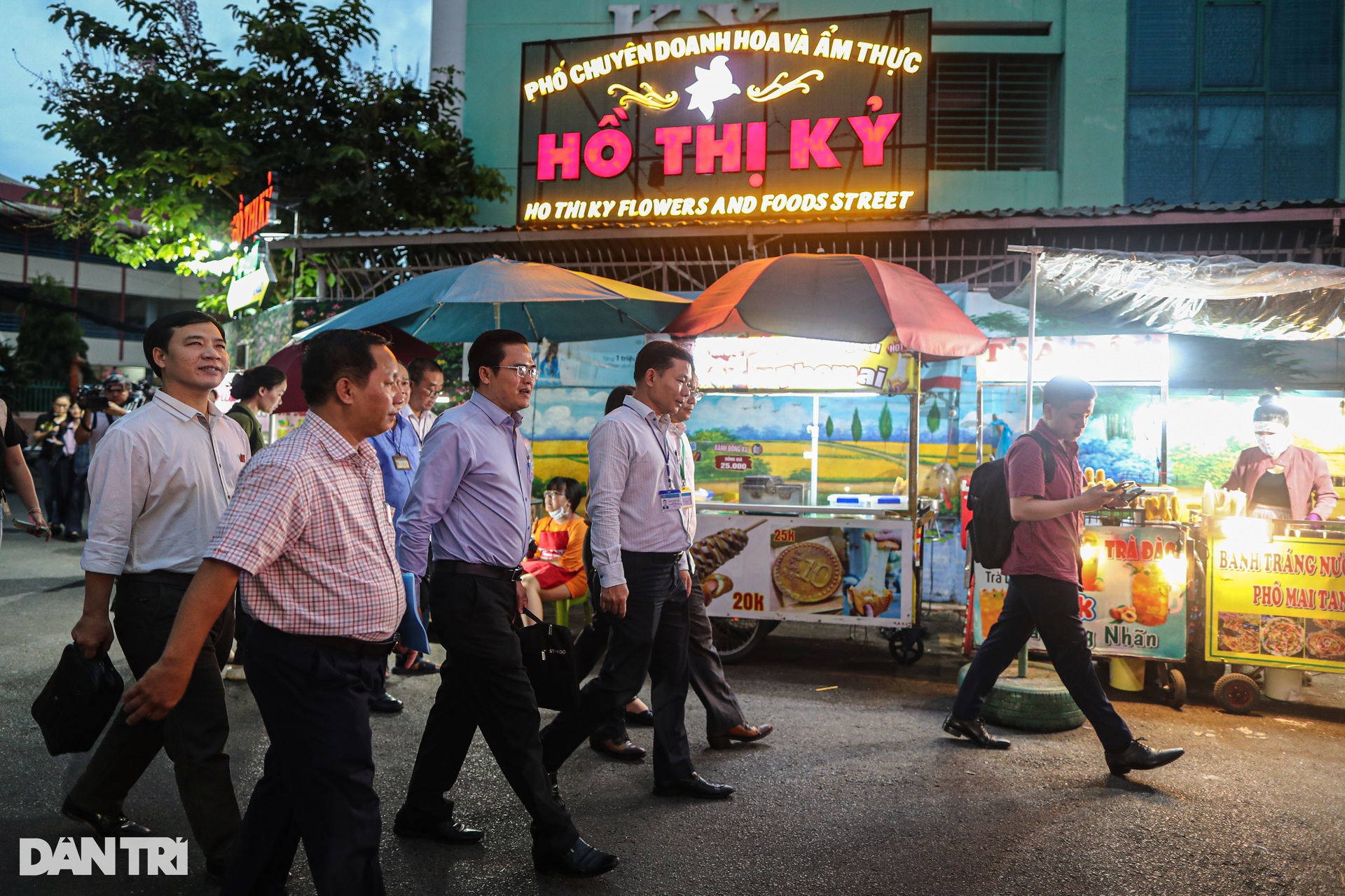 Kiểm tra đột xuất Phố ẩm thực Hồ Thị Kỷ: Thiếu bãi xe, ít nhà vệ sinh - 2 Kiểm tra đột xuất Phố ẩm thực Hồ Thị Kỷ: Thiếu bãi xe, ít nhà vệ sinh - 2