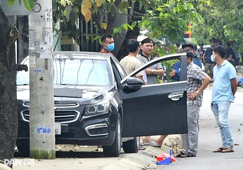 Thi thể cô gái bốc mùi trong cốp ô tô đậu ven đường ở TPHCM - 1 Thi thể cô gái bốc mùi trong cốp ô tô đậu ven đường ở TPHCM - 1