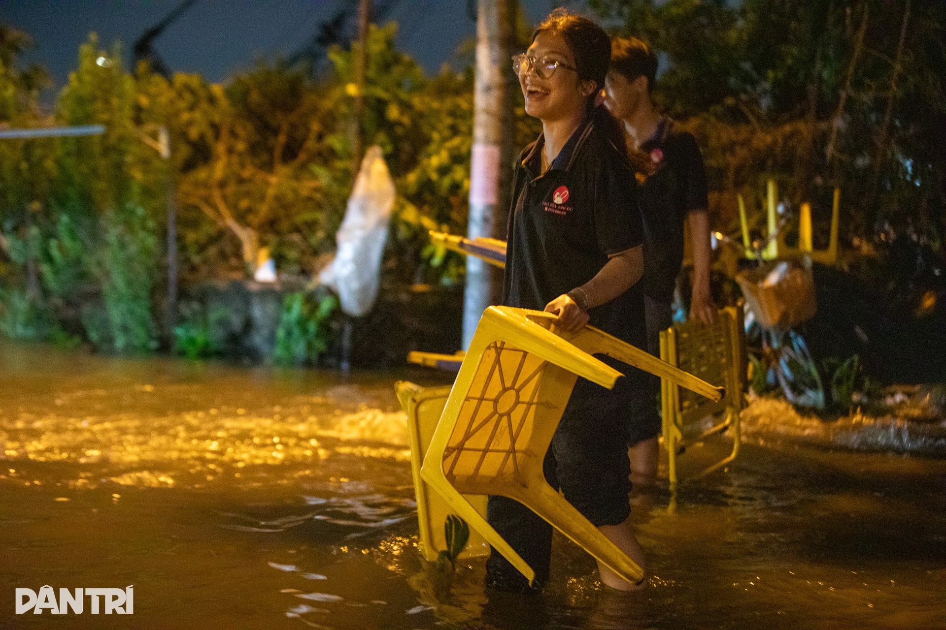 Nước tràn vào khu Thanh Đa như thác đổ khi triều cường dâng cao ở TPHCM - 10 Nước tràn vào khu Thanh Đa như thác đổ khi triều cường dâng cao ở TPHCM - 10