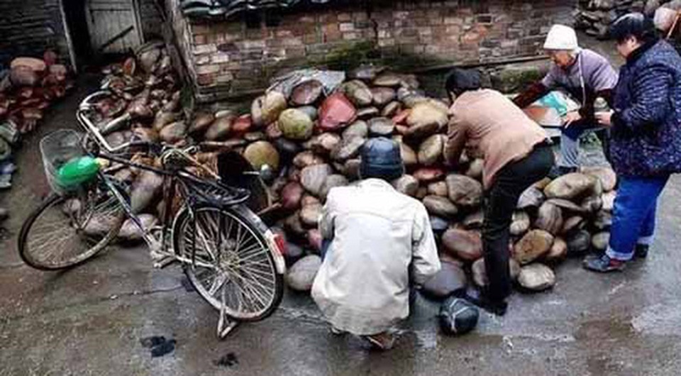 Ngôi làng ẩn chứa báu vật, dân đổi đời nhờ nhặt đá dưới sông mang bán - 4 Ngôi làng ẩn chứa báu vật, dân đổi đời nhờ nhặt đá dưới sông mang bán - 4