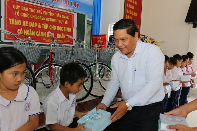 Tiền Giang: Trao tặng nhiều phần quà cho học sinh có hoàn cảnh khó khăn - Ảnh 1.