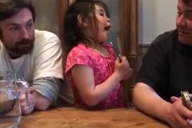 Cô bé lai Pháp Mai Linh dạy người nước ngoài đọc bài thơ tiếng Việt "Yêu mẹ"