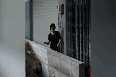 Nhà thấp hơn đường gần 2m, người dân TPHCM bắc thang ra ngoài
