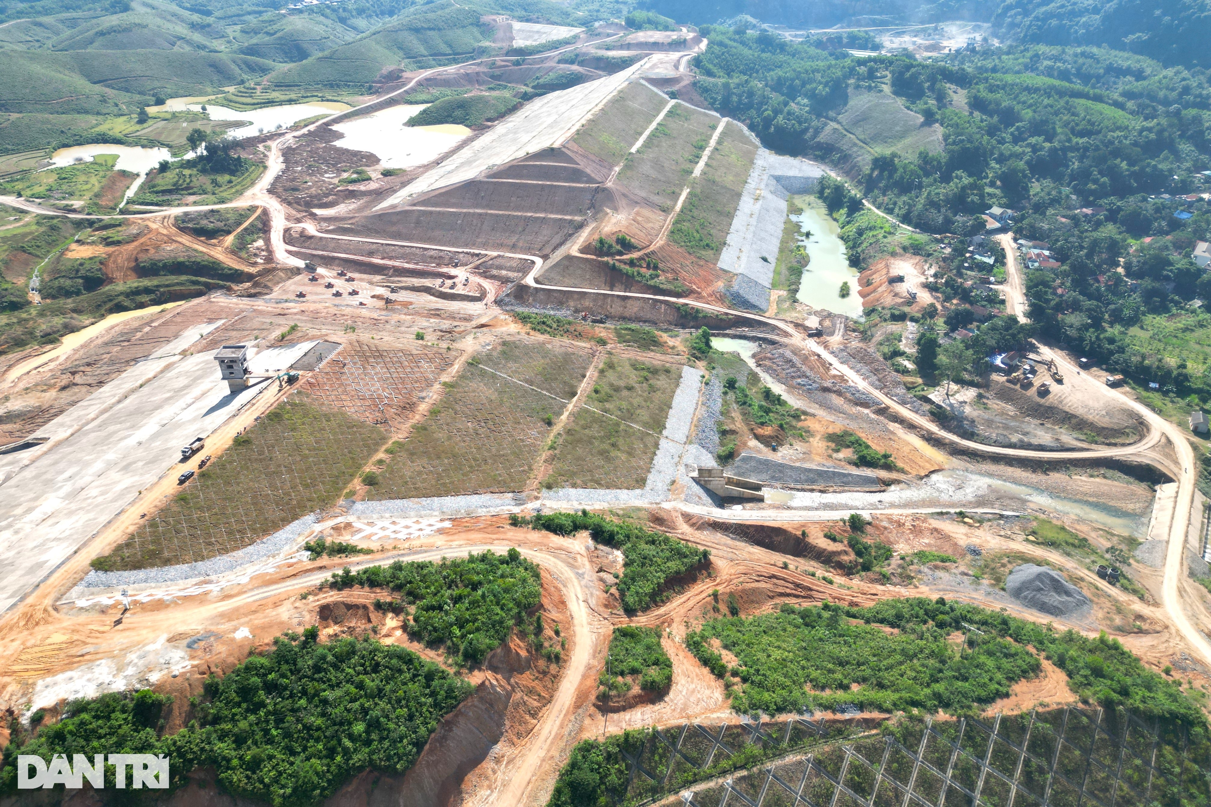 Đại công trường hồ chứa nước có đập đất cao bậc nhất Việt Nam - 1
