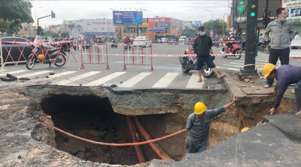 “Hố tử thần” xuất hiện trên đường phố Sài Gòn trong mưa lớn - 2 “Hố tử thần” xuất hiện trên đường phố Sài Gòn trong mưa lớn - 2