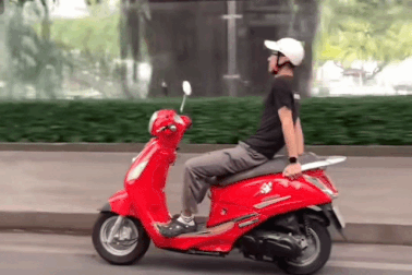 Xác minh clip người đàn ông “biểu diễn” đi xe máy thả 2 tay ở Nha Trang