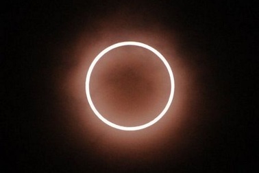 Nhật thực hình khuyên kỳ thú mê hoặc người xem