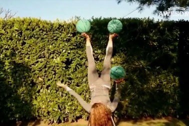 Thán phục với màn tung hứng bằng chân và tay