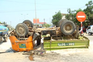 Xe tải lật ngửa giữa đường