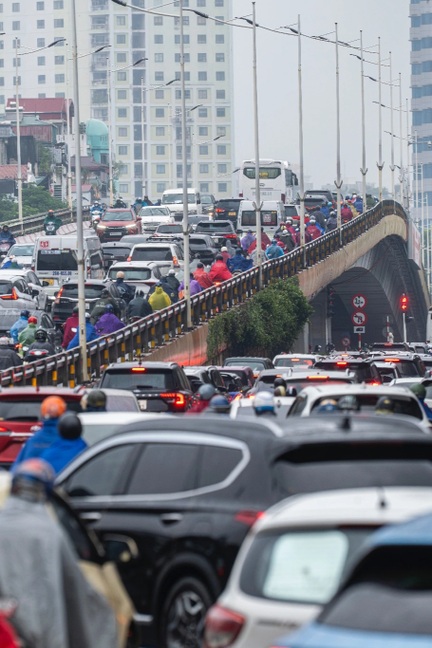 Người đi đường vất vả di chuyển trong ngày mưa rét ở Hà Nội