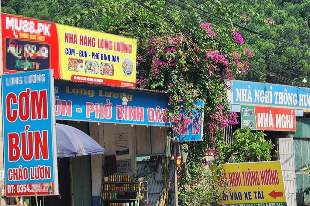 Hàng loạt biển quảng cáo gắn logo lạ xuất hiện trên tuyến quốc lộ 7 - 1 Hàng loạt biển quảng cáo gắn logo lạ xuất hiện trên tuyến quốc lộ 7 - 1