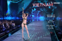 Hoa hậu Quế Anh trình diễn áo tắm gợi cảm, khoe chân với đầm xẻ cao