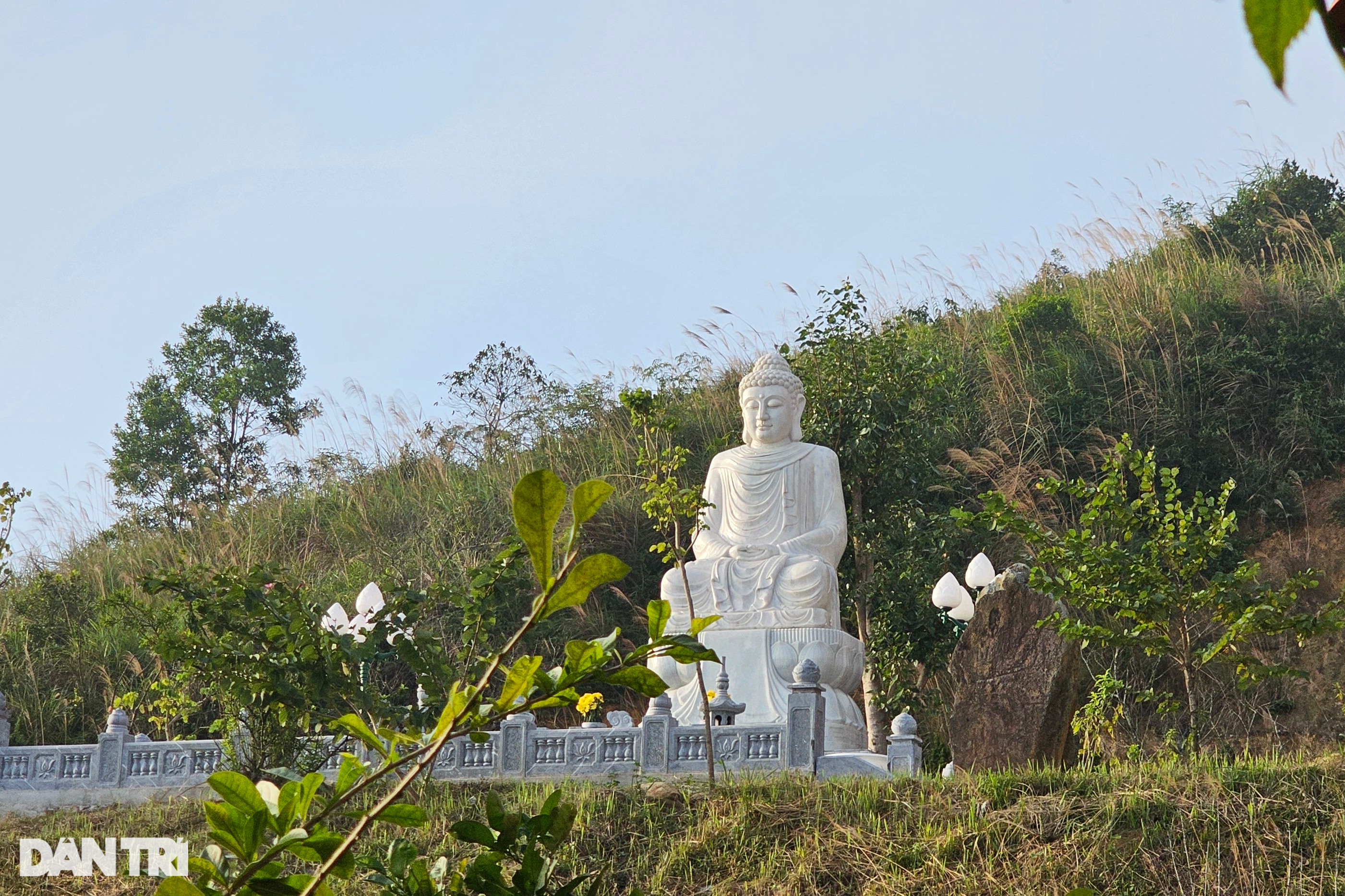 Ngắm ngôi chùa đồ sộ trên đỉnh núi, giữ 4 kỷ lục Việt Nam - 5