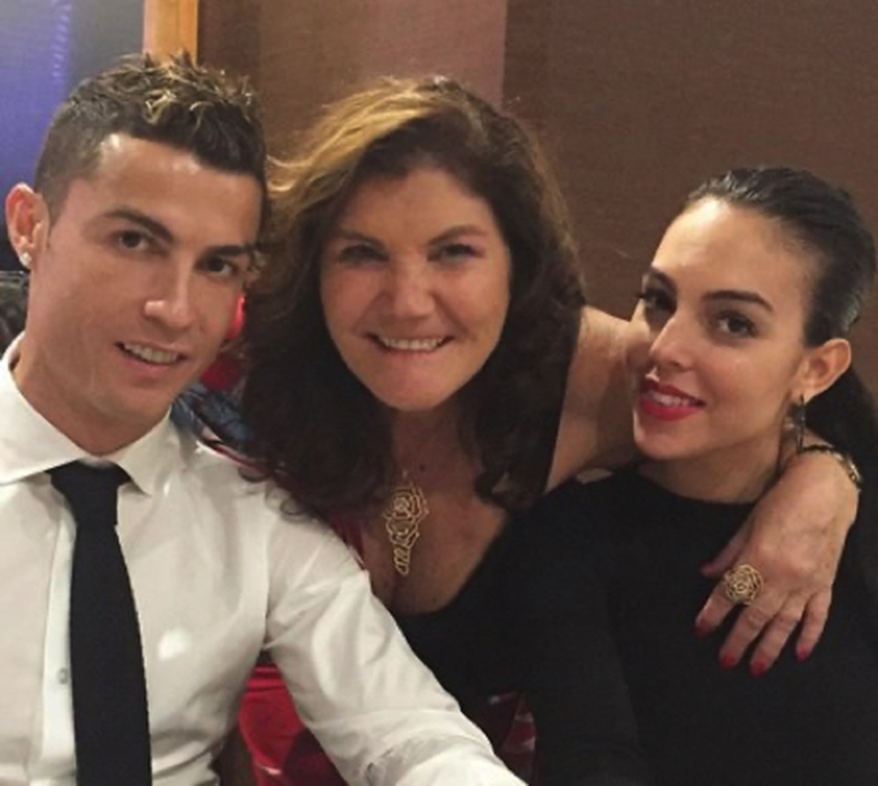 Người hâm mộ ngỡ ngàng trước tin C.Ronaldo đã bí mật “rước nàng về dinh” - 3 Người hâm mộ ngỡ ngàng trước tin C.Ronaldo đã bí mật “rước nàng về dinh” - 3