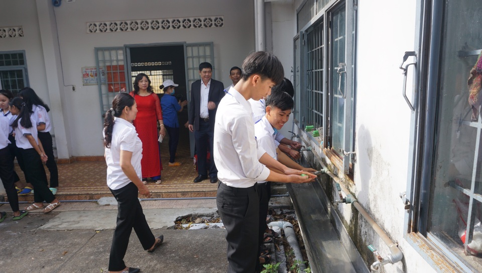 Hàng nghìn học sinh vắng học trong ngày đầu quay lại trường - 3 Hàng nghìn học sinh vắng học trong ngày đầu quay lại trường - 3