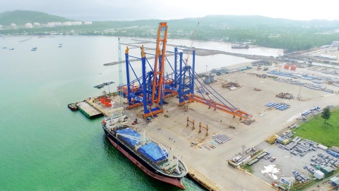 Mỗi cẩu trục nặng hơn 1.700 tấn, cao 93m, dài 150m, rộng 27m và có thể bốc dỡ container hàng hóa lên đến 65 tấn.
