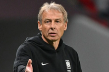 HLV Klinsmann có hành động gây phẫn nộ ở Hàn Quốc