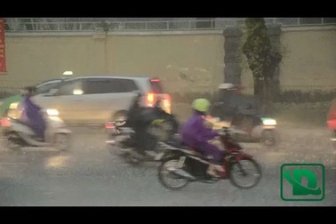 Nước mưa như "thác đổ", nhiều phương tiện bị cuốn trôi
