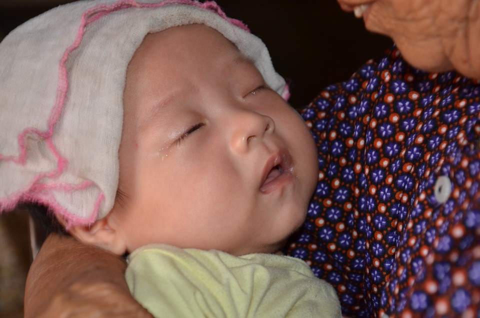 Tiếng khóc xé lòng của bé 3 tháng tuổi bị bệnh tật giày vò - 2 Tiếng khóc xé lòng của bé 3 tháng tuổi bị bệnh tật giày vò - 2