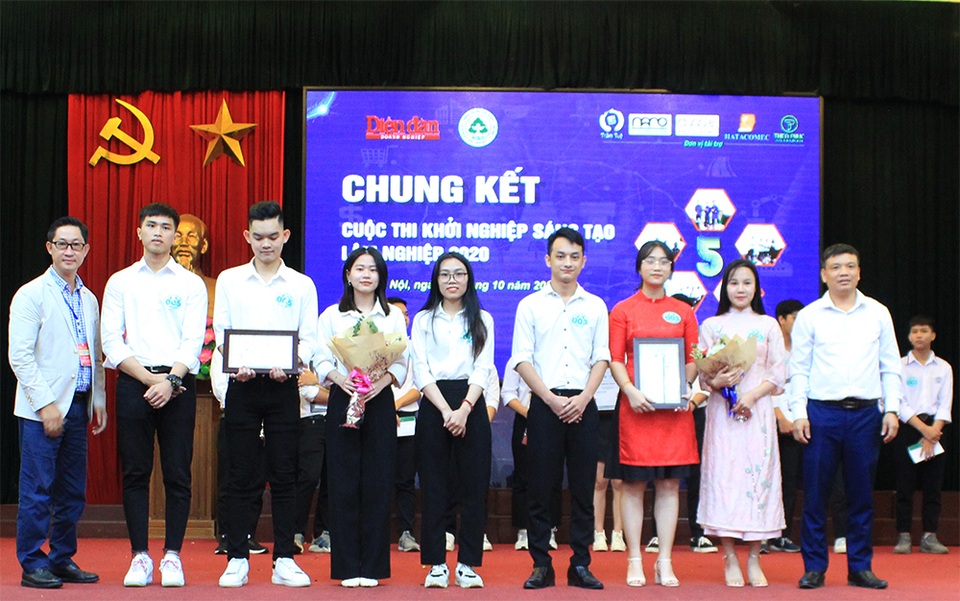 Sàn gỗ từ cây dừa đoạt giải nhất cuộc thi Khởi nghiệp sáng tạo Lâm nghiệp - 3 Sàn gỗ từ cây dừa đoạt giải nhất cuộc thi Khởi nghiệp sáng tạo Lâm nghiệp - 3