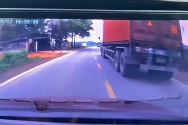 Không cho ô tô sau vượt, tài xế container lại nhận được "triệu like"