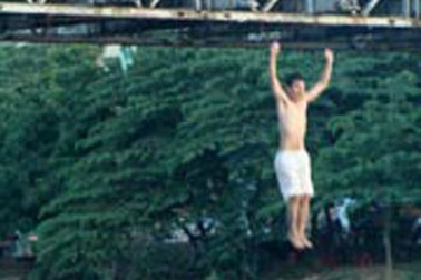 Nguy hiểm teen nhảy cầu... tìm cảm giác mạnh