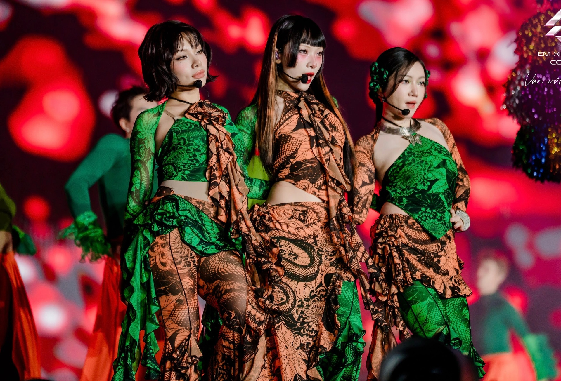 Phuong Ly brilha, o artista popular Thanh Ngoan canta Xam pela primeira vez com o grupo Phương Ly tỏa sáng, NSND Thanh Ngoan lần đầu hát xẩm cùng dàn “em xinh” - 9