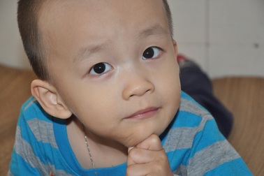 Nghẹn ngào cảnh mẹ đơn thân mong cứu con khỏi bệnh bại não