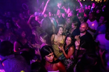 Người Anh chen chúc trong các quán bar sau quyết định "thả cửa"