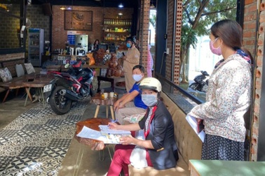 Bất chấp giãn cách mở quán cà phê, cả chủ lẫn khách bị phạt 14 triệu đồng