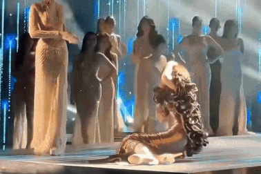 Hành động lăn ra đất mừng chiến thắng của tân Hoa hậu Chuyển giới Thái Lan