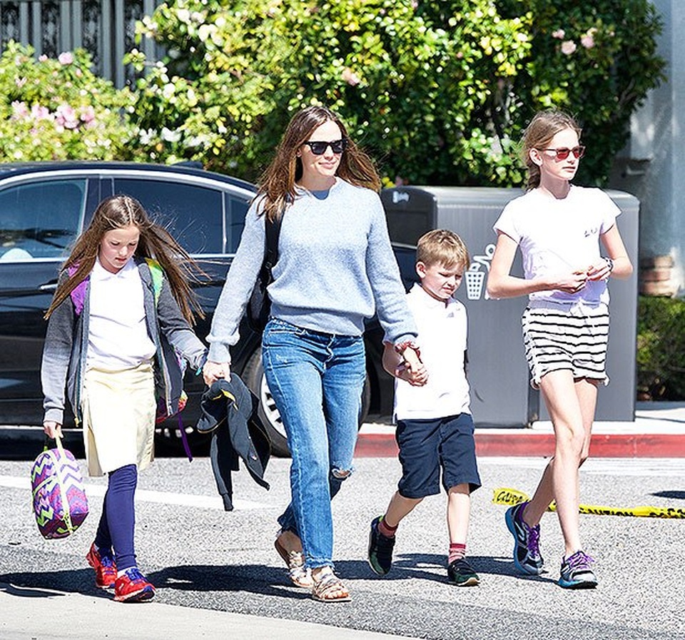 Jennifer Garner và Ben Affleck ly hôn là vì áp lực đến từ… thợ săn ảnh? - 2