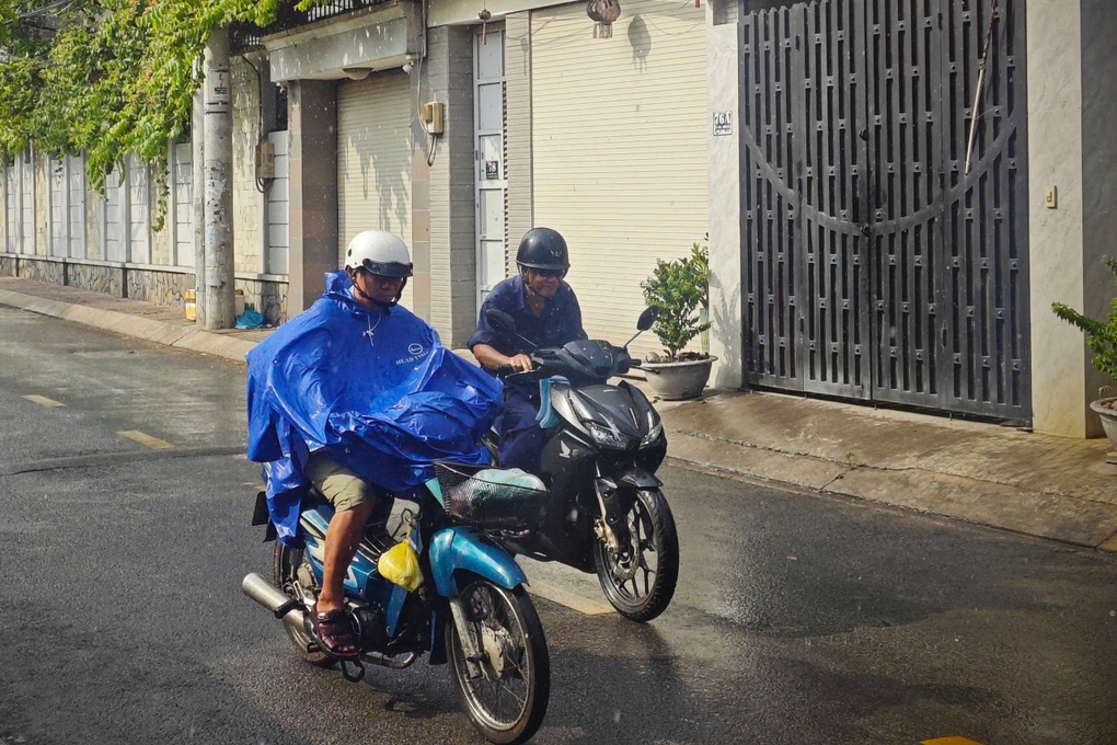Nhiều khu vực ở TPHCM mưa xối xả giữa trời nắng - 1 Nhiều khu vực ở TPHCM mưa xối xả giữa trời nắng - 1