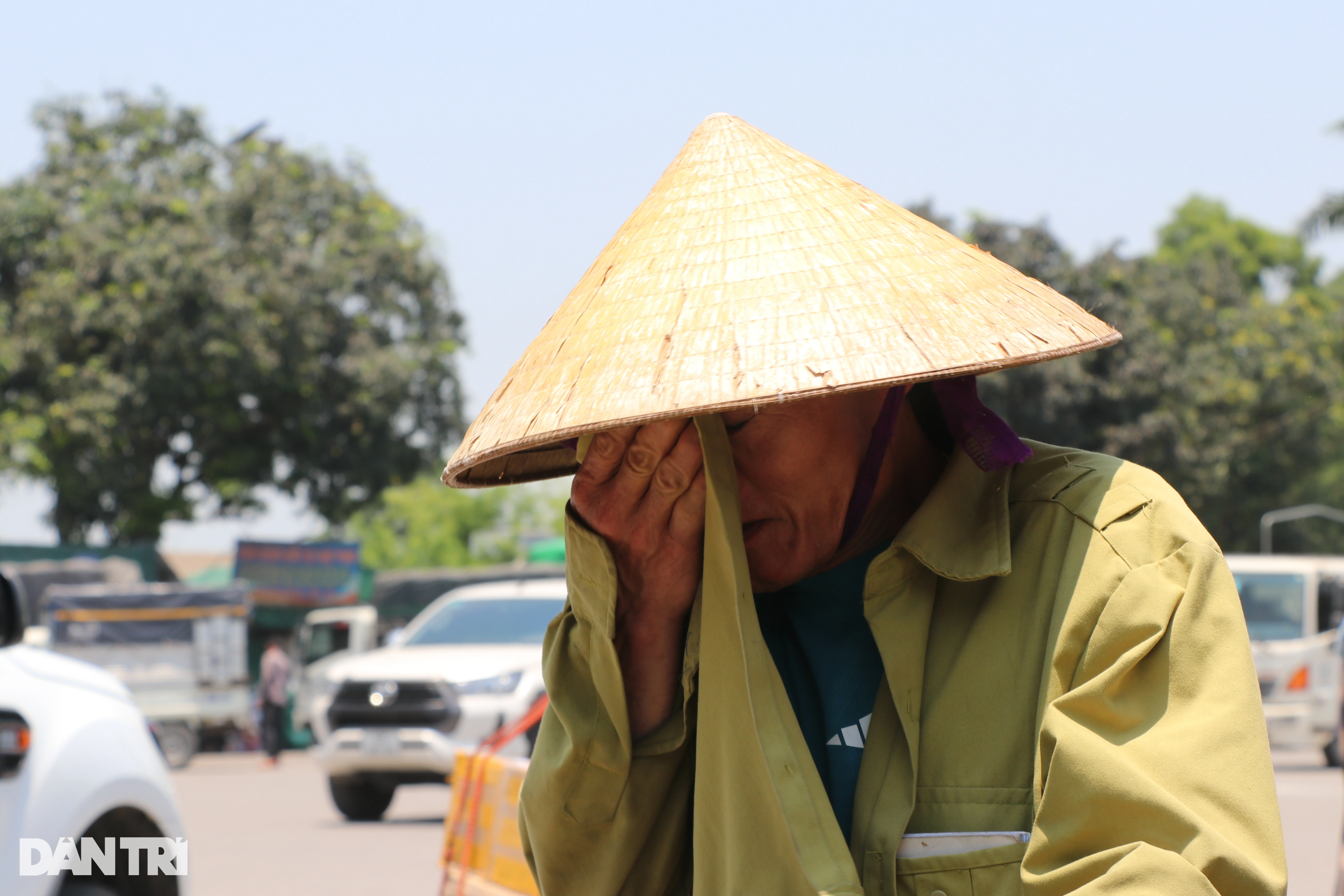 Muôn kiểu chống nóng của người lao động nơi chảo lửa - 8 Muôn kiểu chống nóng của người lao động nơi chảo lửa - 8