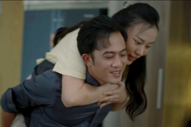 Phương Oanh đóng vợ Doãn Quốc Đam, Shark Bình hỏi "có cảnh nóng không"