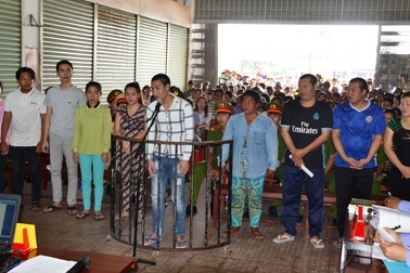 Giải cứu đồng bọn, nhóm côn đồ đâm trọng thương 2 cảnh sát cơ động