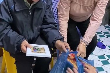 Hai bạn trẻ Hải Phòng chụp ảnh tặng người lao động