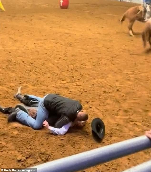 Thót tim cảnh ông bố lấy thân che chắn cho con khỏi bị bò tót húc - 1 Thót tim cảnh ông bố lấy thân che chắn cho con khỏi bị bò tót húc - 1