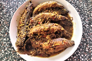 Hao cơm với cá chạch kho sả nghệ