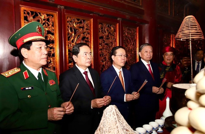 Chủ tịch nước Võ Văn Thưởng và các đồng chí Đảng, Nhà nước dâng hương tại Điện Kính thiên