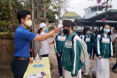 Quảng Trị: Lấy mẫu xét nghiệm SARS-CoV-2 gần 100 HS sắp thi tốt nghiệp THPT