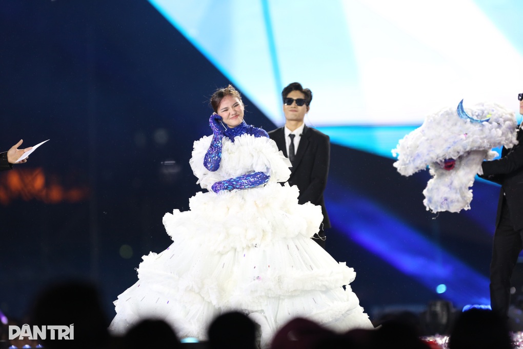 O Sen - Ngọc Mai đăng quang Ca sĩ mặt nạ, khóc nức nở khi tháo lớp hóa trang - 6 O Sen - Ngọc Mai đăng quang Ca sĩ mặt nạ, khóc nức nở khi tháo lớp hóa trang - 6