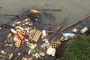 Hồ cấp nước sạch cho Đà Lạt tràn ngập rác thải