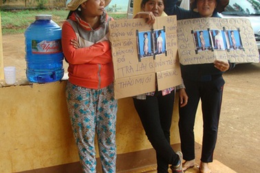 Cháu bé bị mẹ kế hành hạ được gia đình hàng xóm nhận nuôi dưỡng