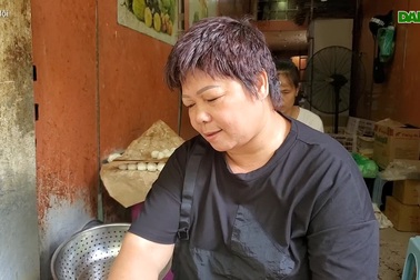 Chị Minh Phương chia sẻ về nghề làm bánh rán