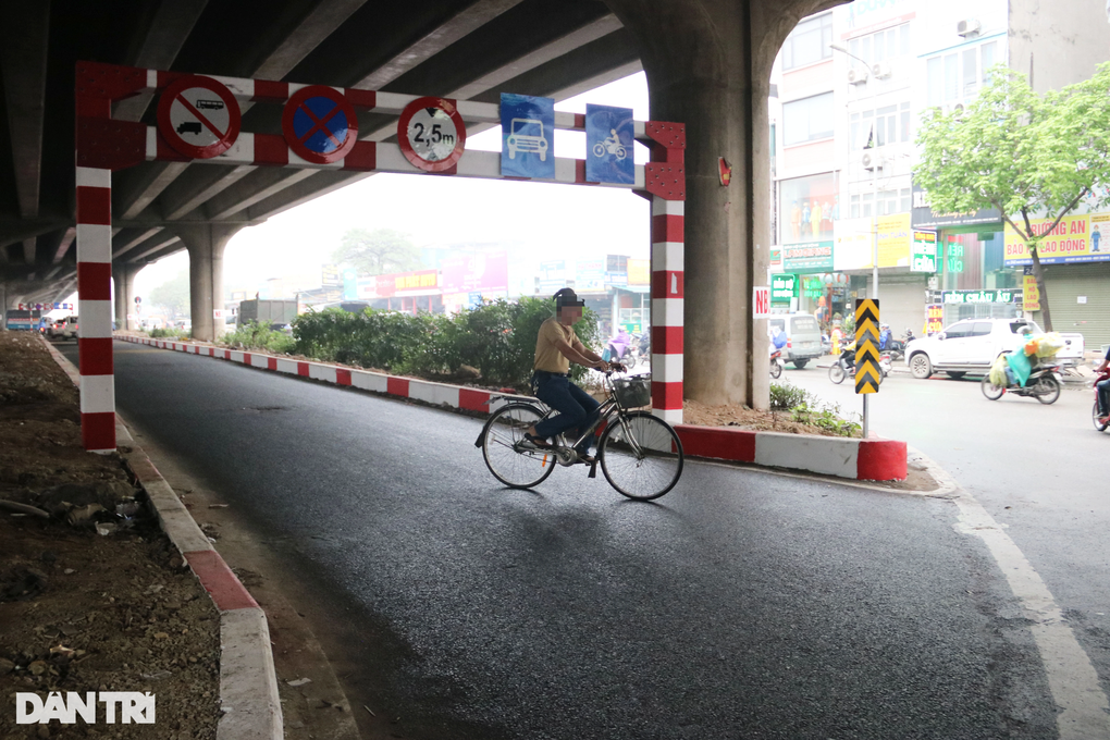 Hà Nội: Hàng loạt phương tiện đi ngược chiều trên đường Nguyễn Xiển mở rộng - 3 Hà Nội: Hàng loạt phương tiện đi ngược chiều trên đường Nguyễn Xiển mở rộng - 3