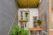 Nhà mái đôi tránh nóng lạ mắt ở TPHCM xuất hiện ấn tượng trên báo Mỹ