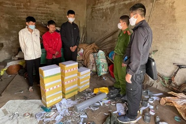 Rủ rê hai học sinh lớp 9 vào nhà hoang chế tạo pháo nổ đem bán