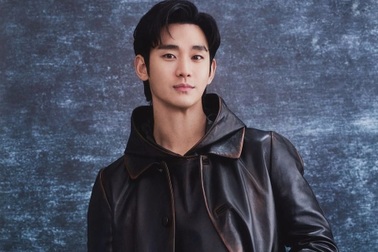 Kim Soo Hyun được bảo vệ nghiêm ngặt trong lần đầu lộ diện