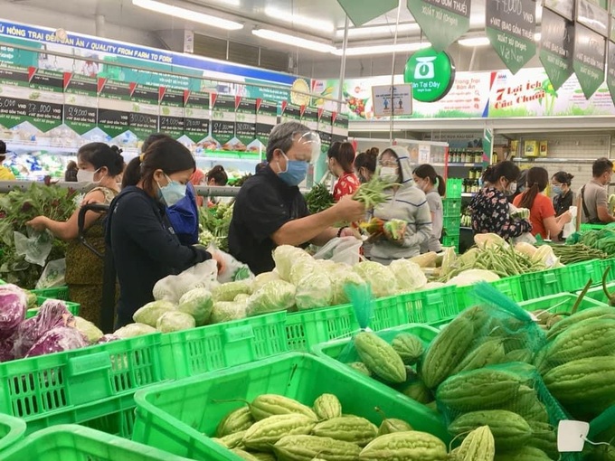 Nhìn cảnh người dân TP.HCM chen nhau đi siêu thị &quot;rùn mình&quot; nếu như trở thành ngày &quot;siêu lây nhiễm&quot; - Ảnh 4.